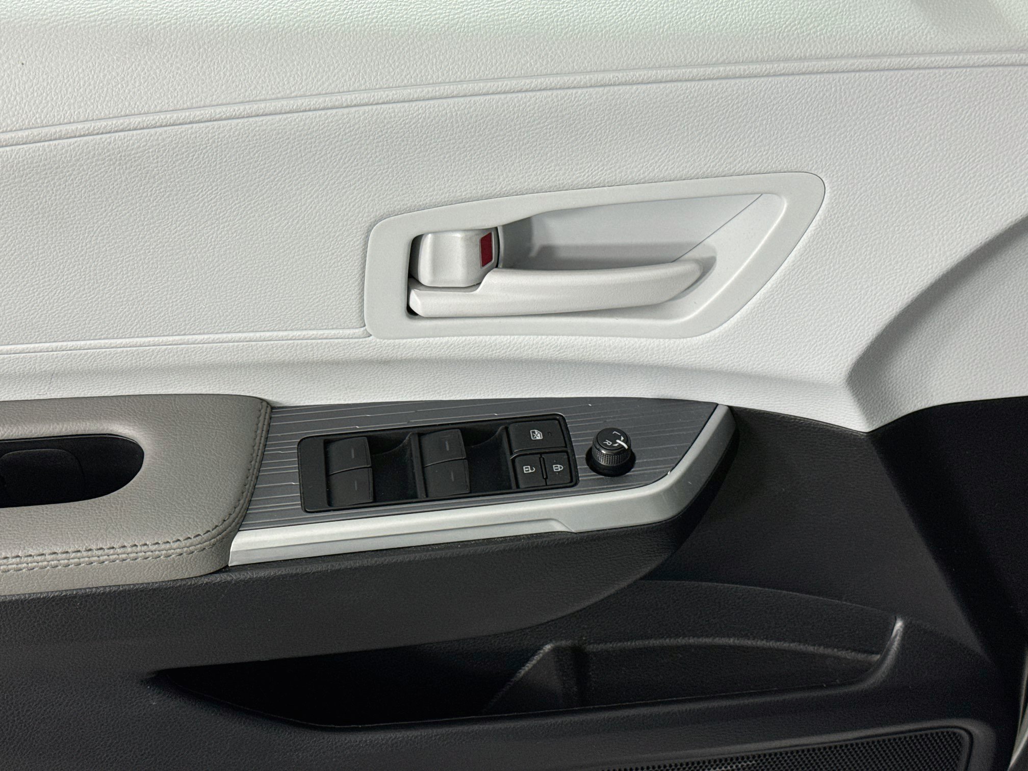 Certified 2025 Toyota Sienna LE FWD image 17