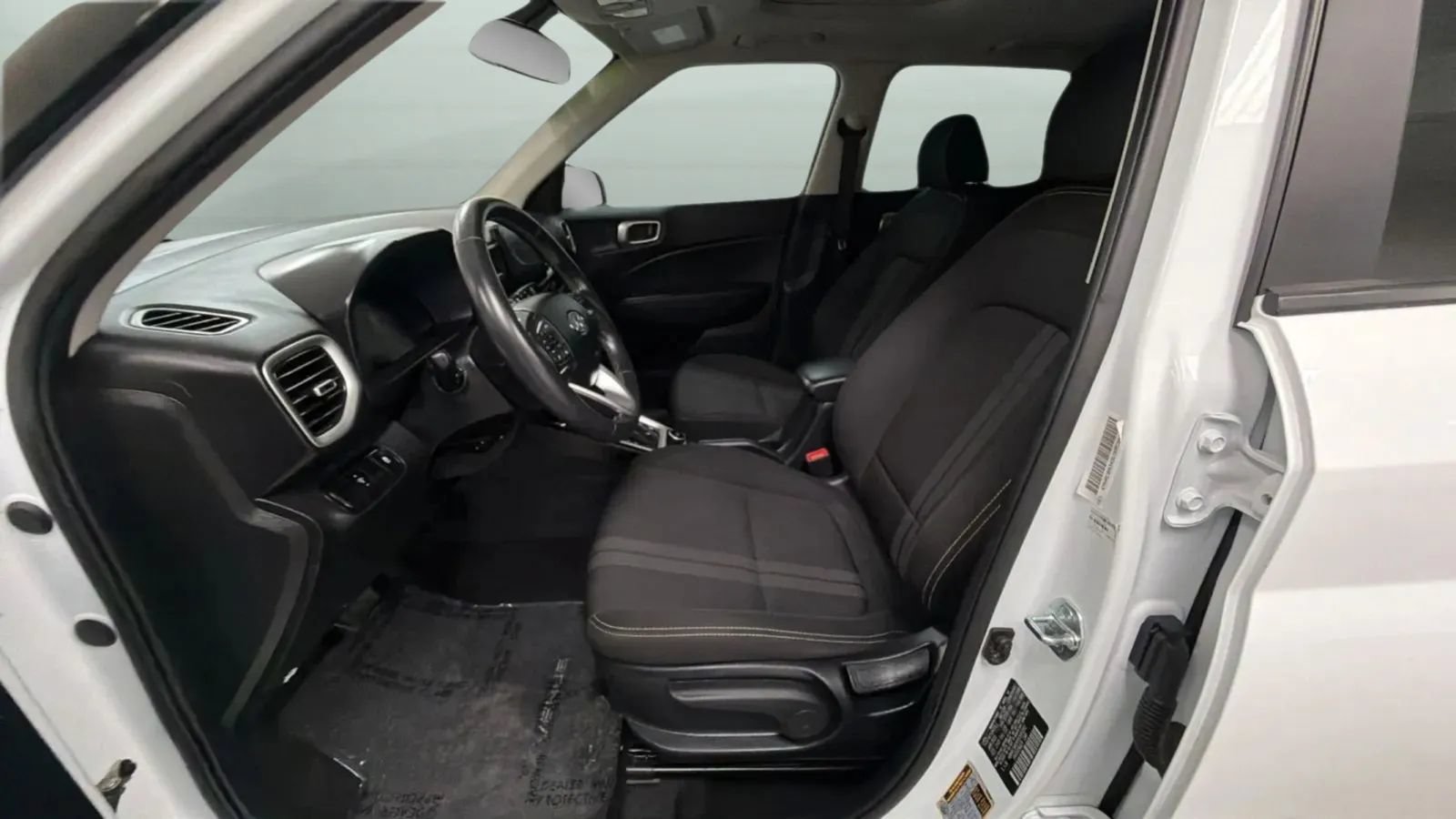 Used 2025 Hyundai Venue SEL FWD image 19