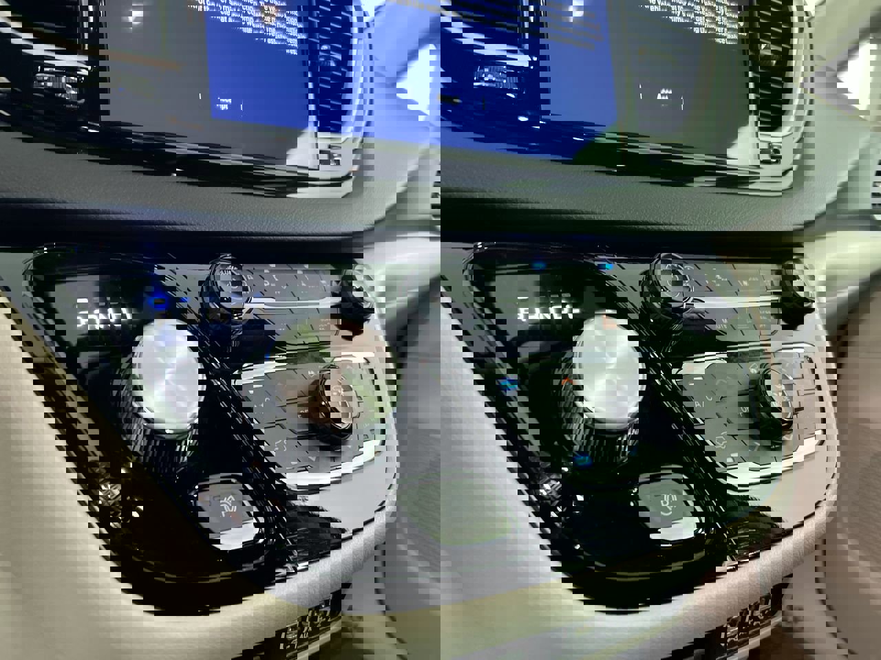 Used 2024 Chrysler Pacifica Touring-L image 24