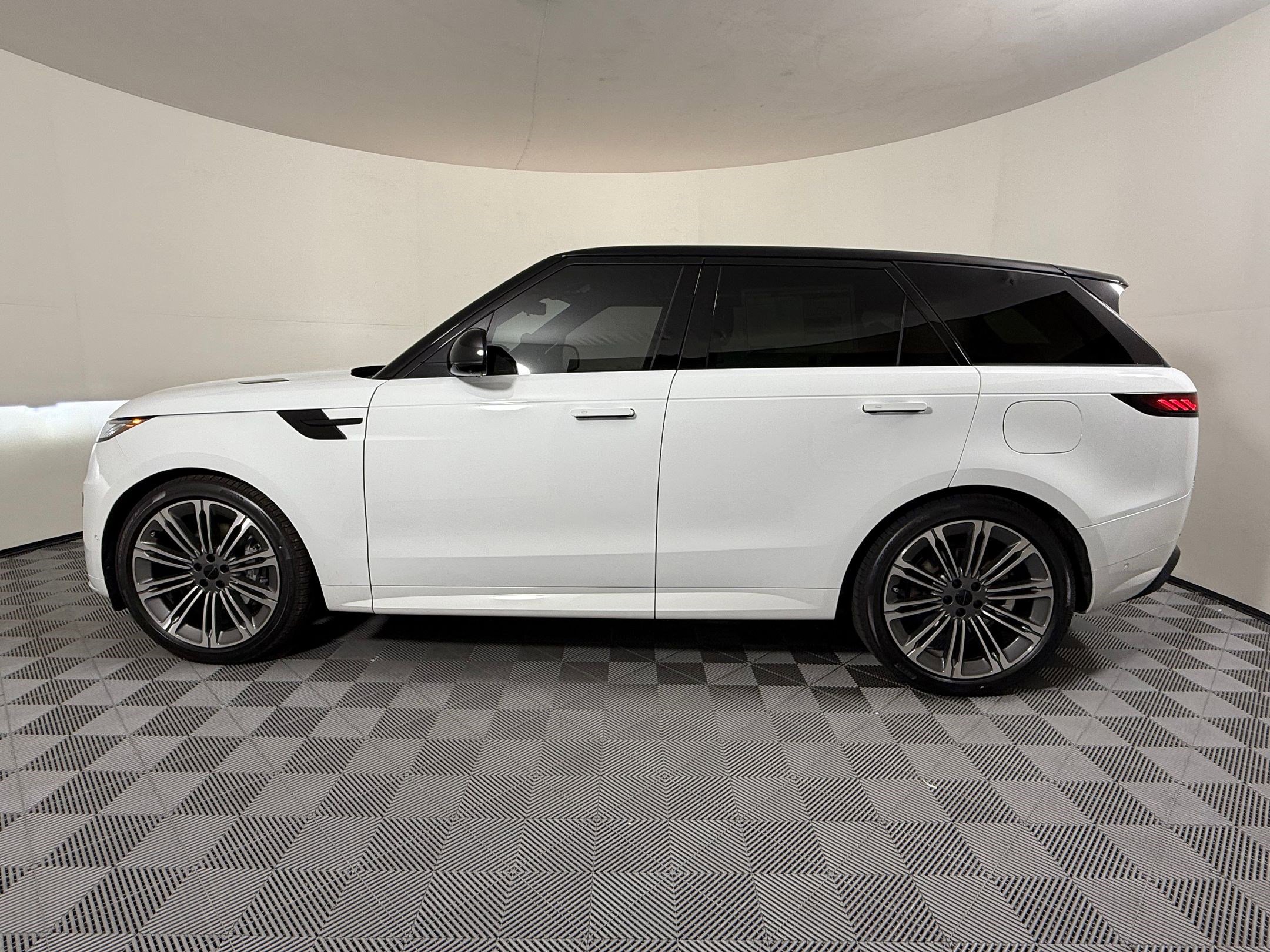 New 2026 Land Rover Range Rover Sport Dynamic SE AWD/4WD image 2