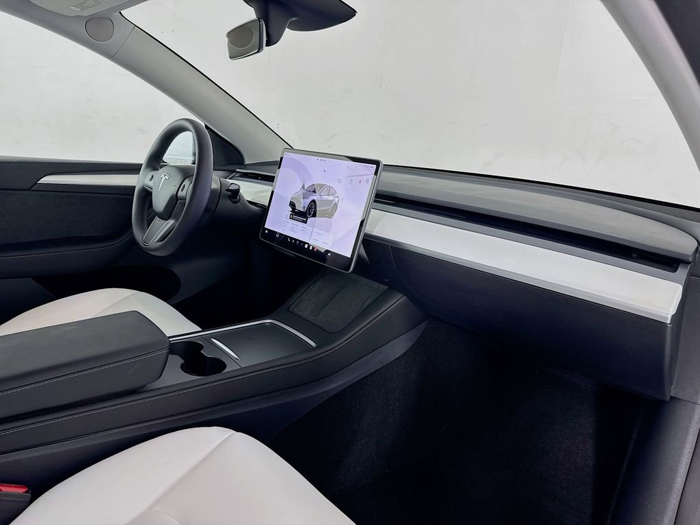 Used 2025 Tesla Model Y Long Range image 27