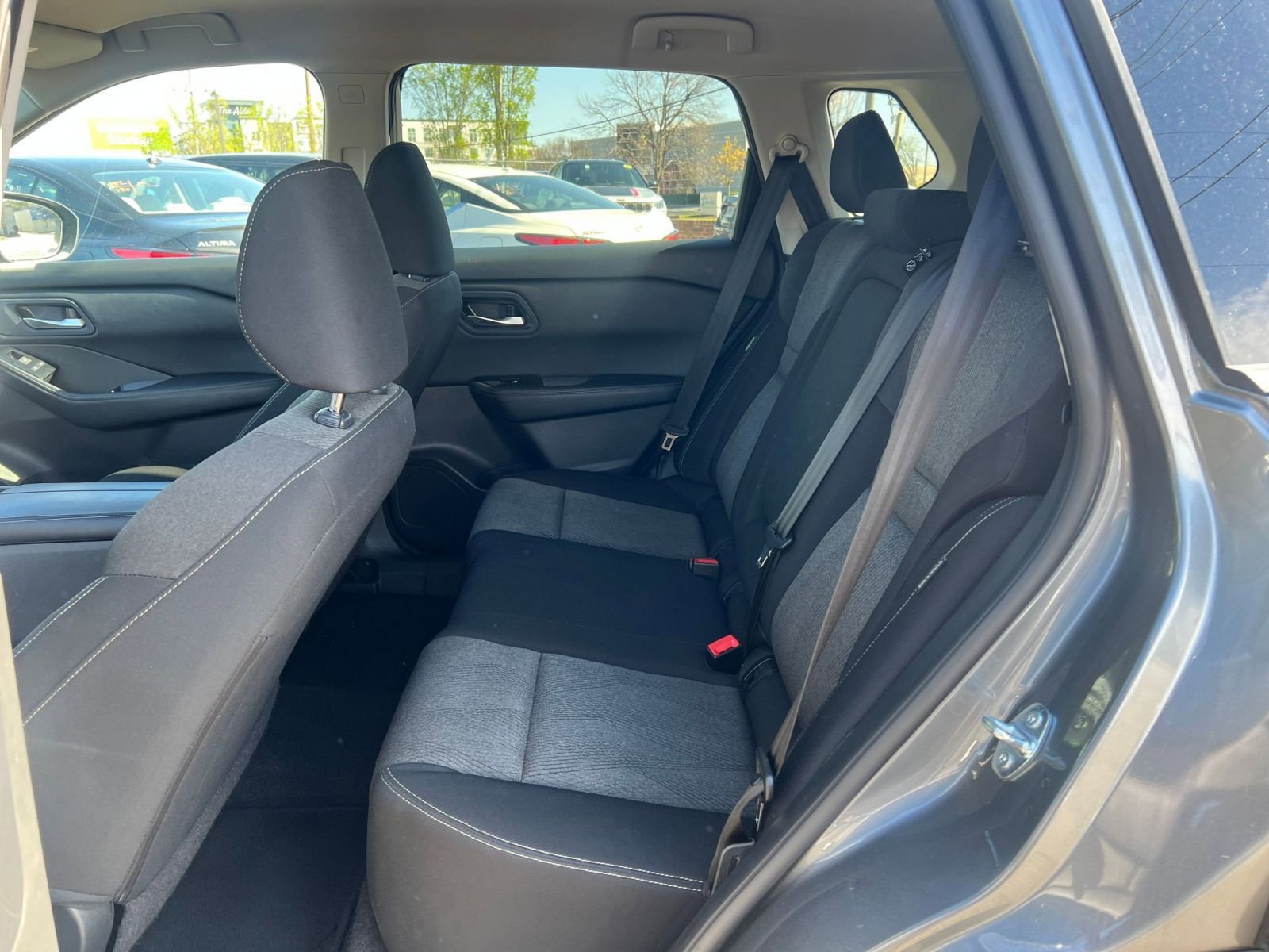 Used 2025 Nissan Rogue SV image 27