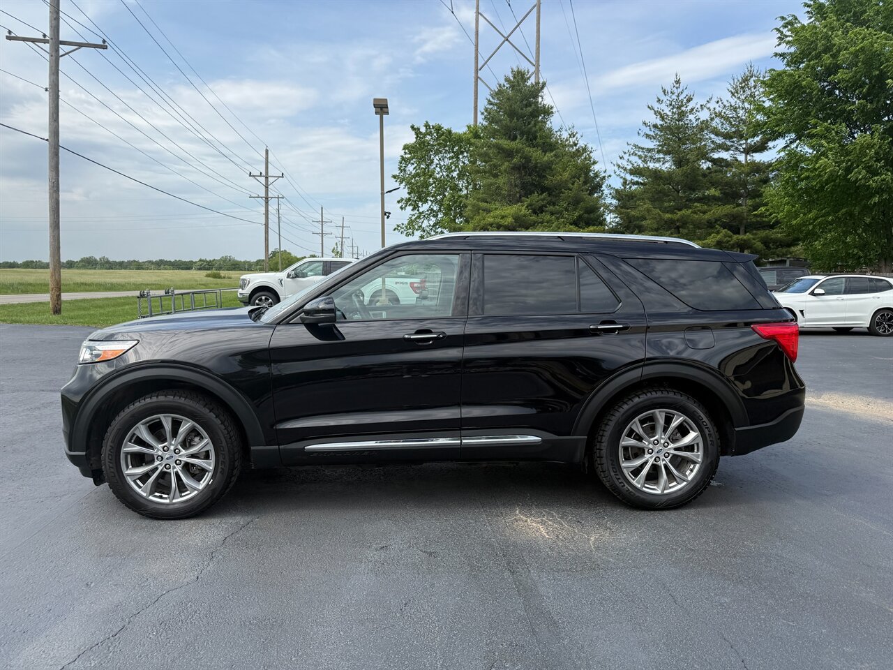 Used 2022 Ford Explorer Limited w/ Class IV Trailer Tow Package AWD/4WD image 2