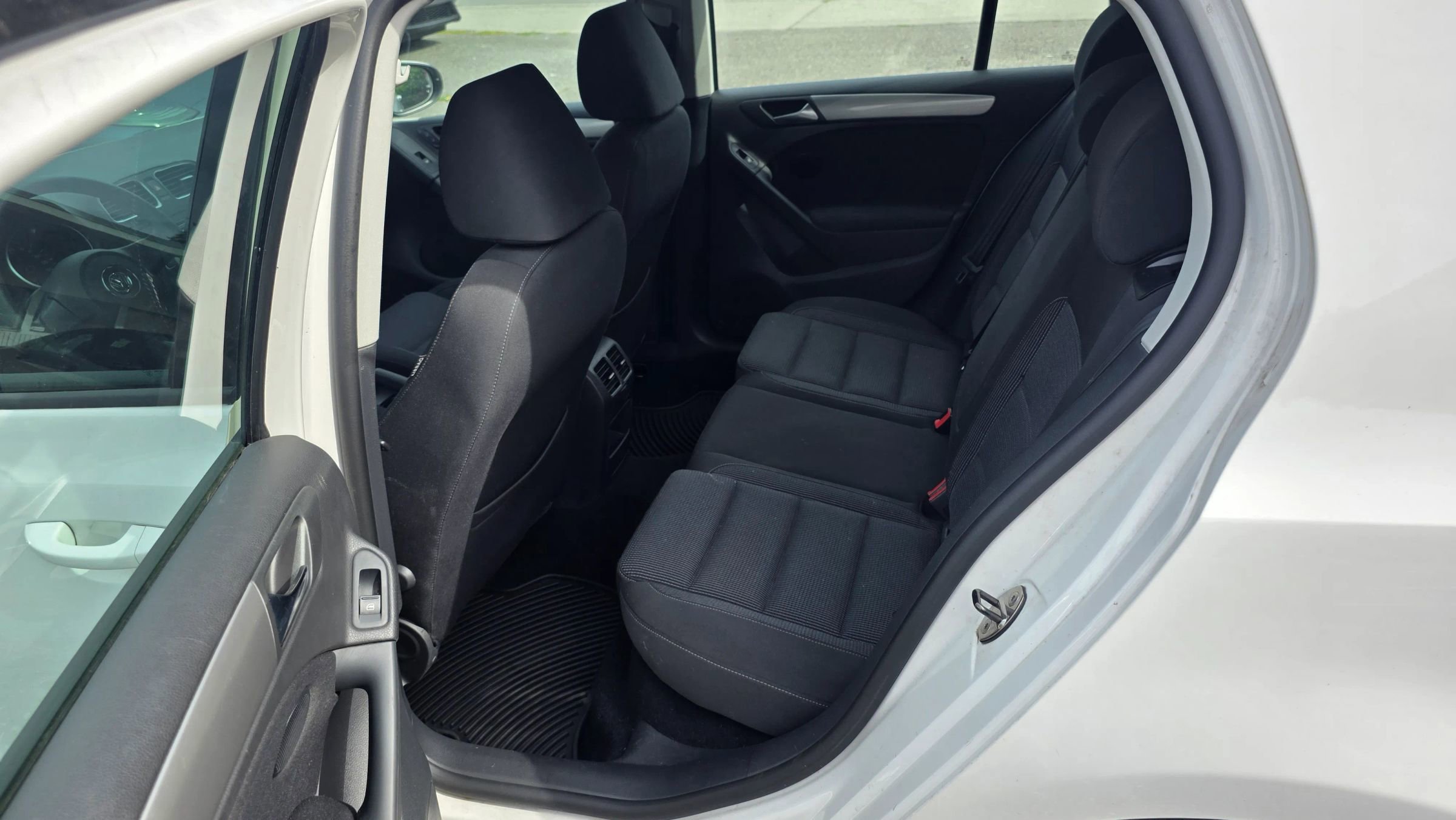 Used 2012 Volkswagen Golf 4-Door image 9