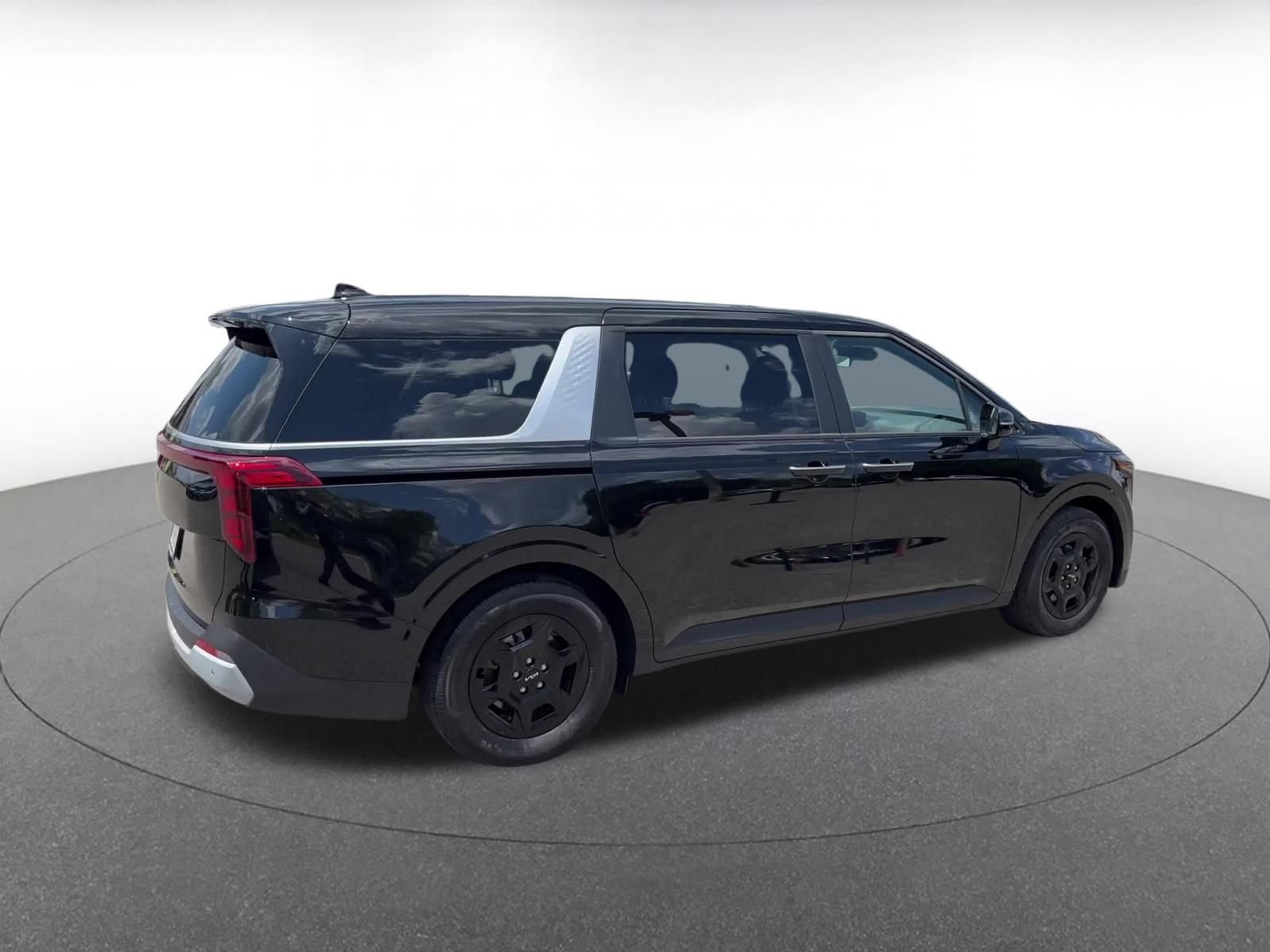 Used 2026 Kia Carnival FWD image 12