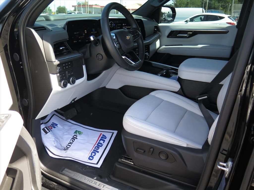 Used 2025 Chevrolet Suburban Premier AWD/4WD image 9