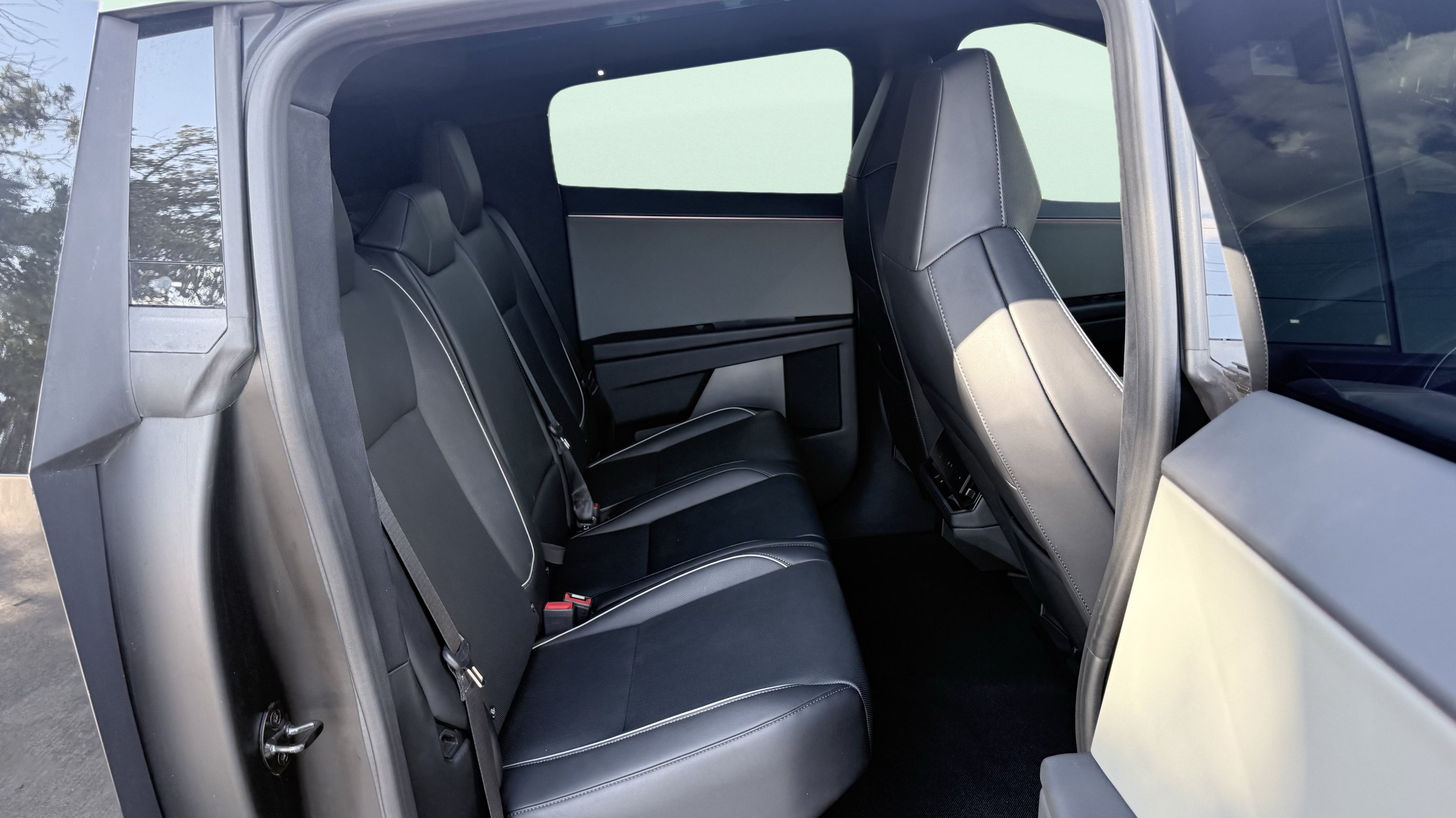 Used 2024 Tesla Cybertruck AWD Crew Cab image 33