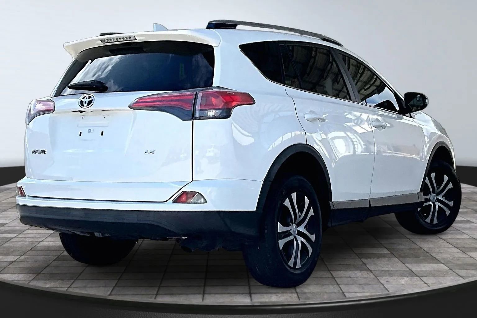 Used 2017 Toyota RAV4 LE FWD image 6