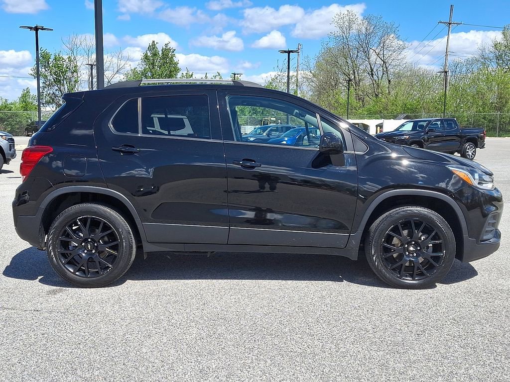 Used 2022 Chevrolet Trax LT w/ Midnight Edition image 10