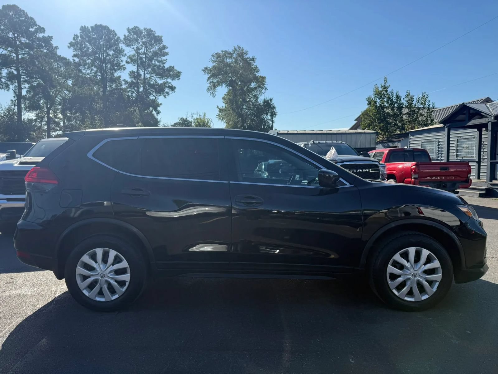 Used 2017 Nissan Rogue S AWD/4WD image 4