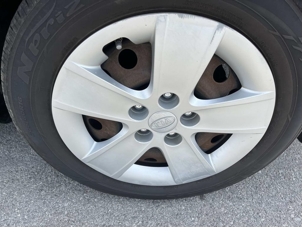 Used 2009 Kia Rondo LX FWD image 11