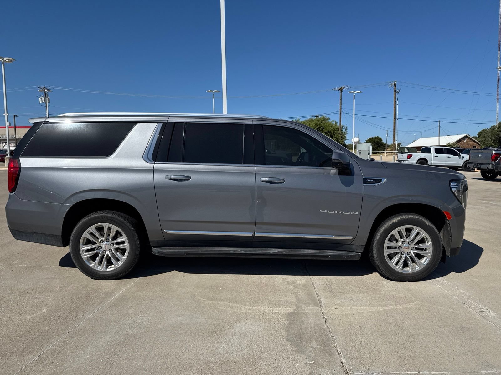 Used 2022 GMC Yukon XL SLT w/ SLT Luxury Package AWD/4WD image 2