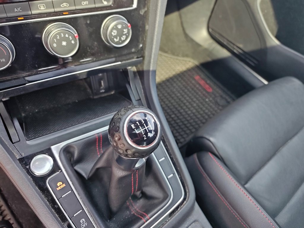 Used 2018 Volkswagen GTI SE FWD image 12