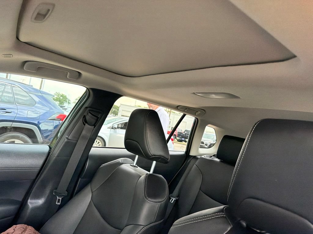 Used 2025 Toyota Corolla Cross XLE w/ Convenience Package FWD image 4