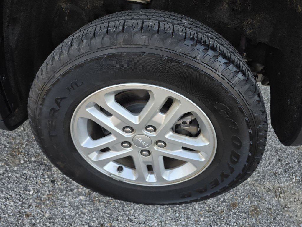 Used 2024 Jeep Grand Cherokee Laredo image 21