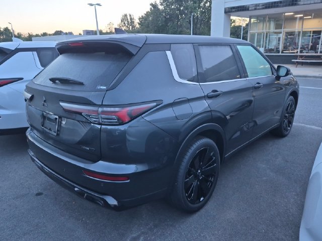 New 2026 Mitsubishi Outlander LE FWD image 3
