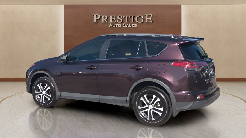 Used 2018 Toyota RAV4 LE FWD image 27