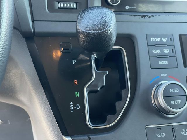 Used 2020 Toyota Sienna LE w/ Carpet Mat Package image 14