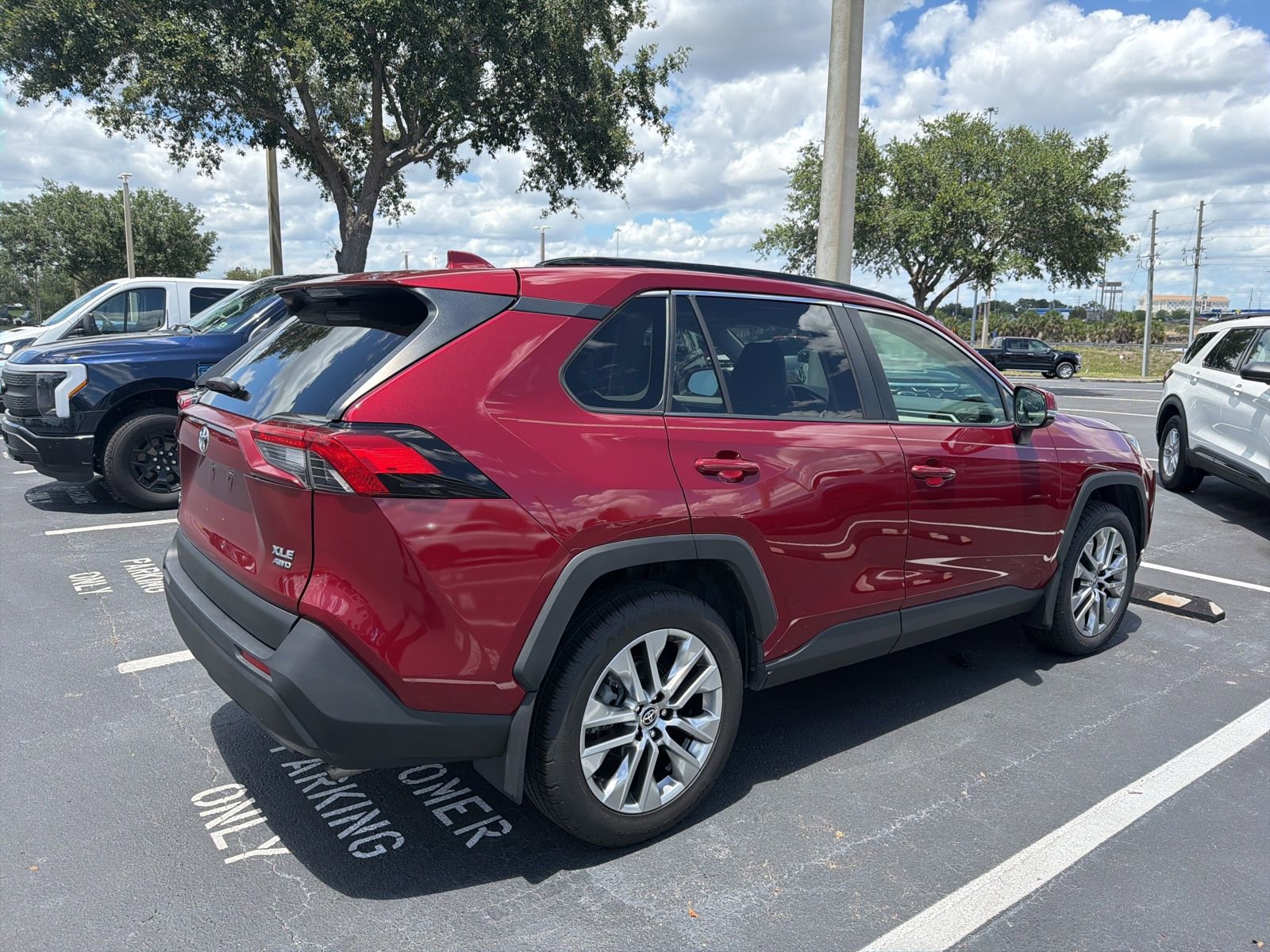 Used 2020 Toyota RAV4 XLE Premium AWD/4WD image 5