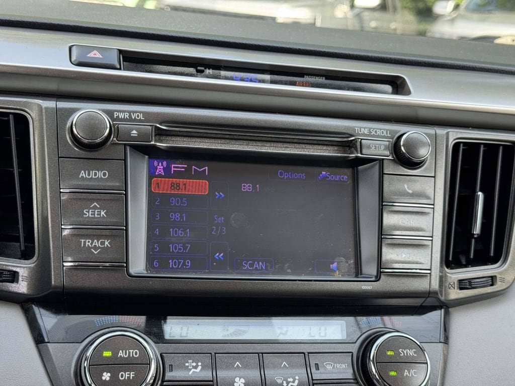 Used 2013 Toyota RAV4 XLE AWD/4WD image 4