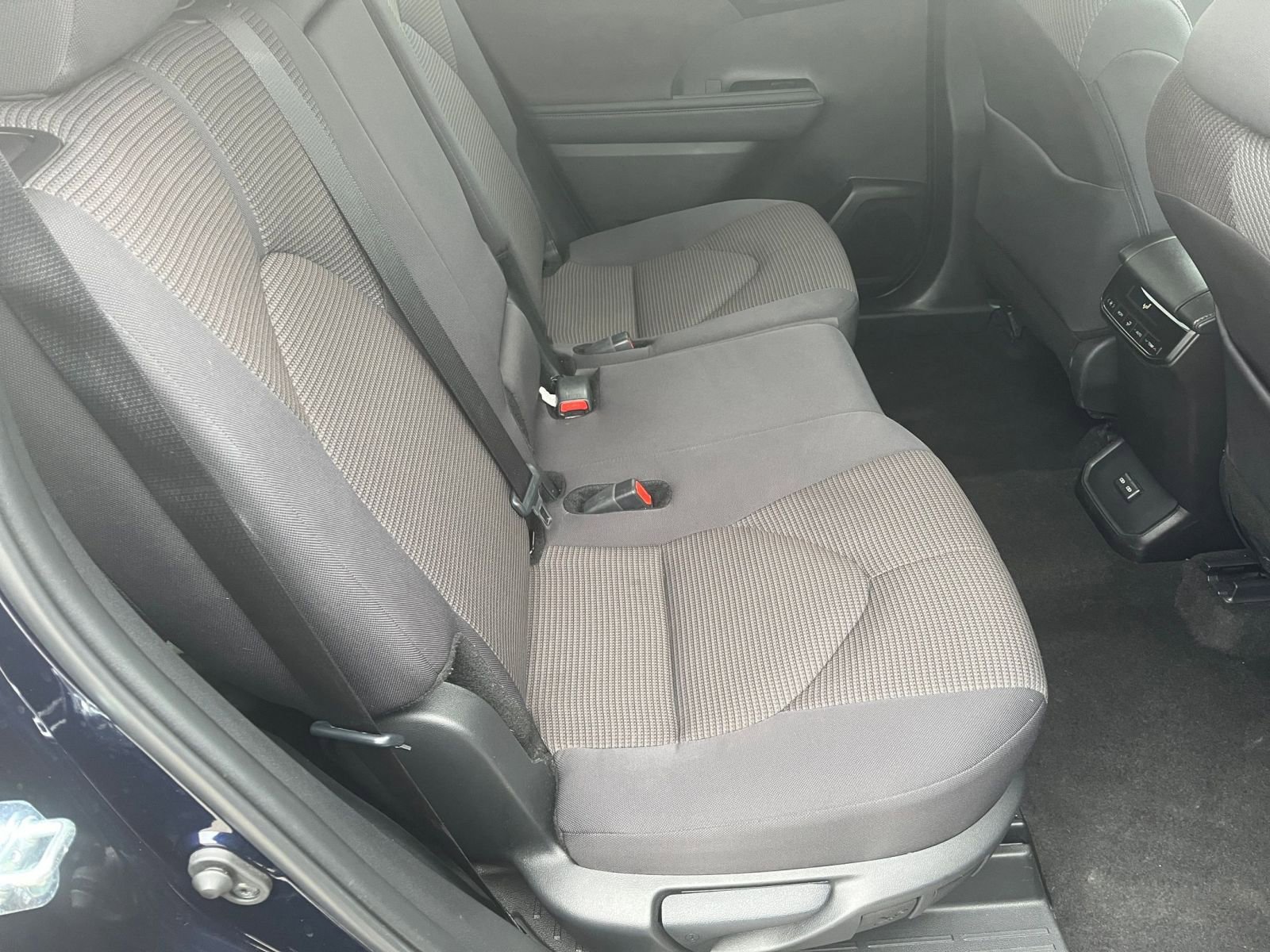 Used 2025 Toyota Highlander LE FWD image 40