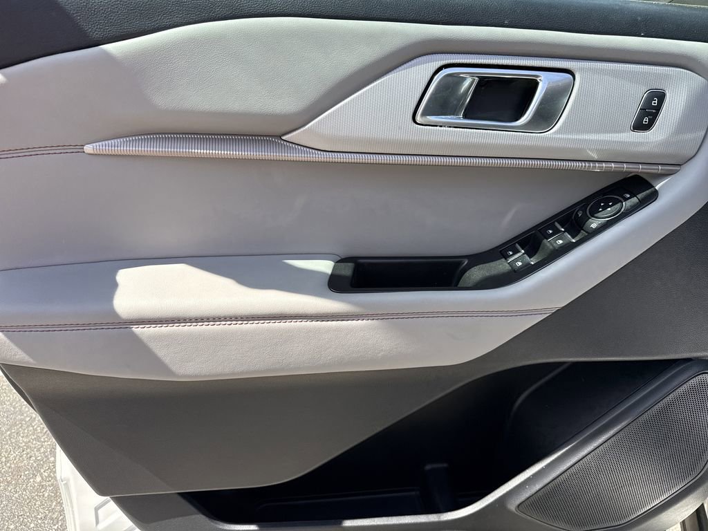 Used 2025 Ford Explorer Active w/ Active Comfort Package AWD/4WD image 11