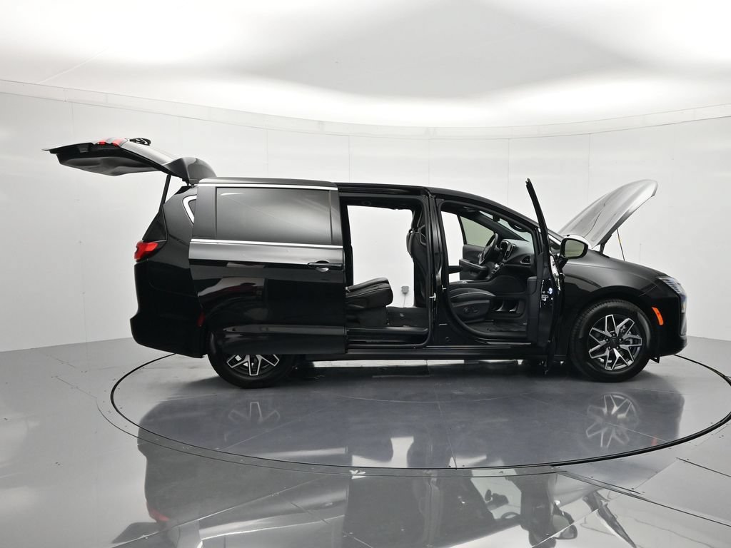 New 2027 Chrysler Pacifica Limited w/ Family Tech Group FWD image 50