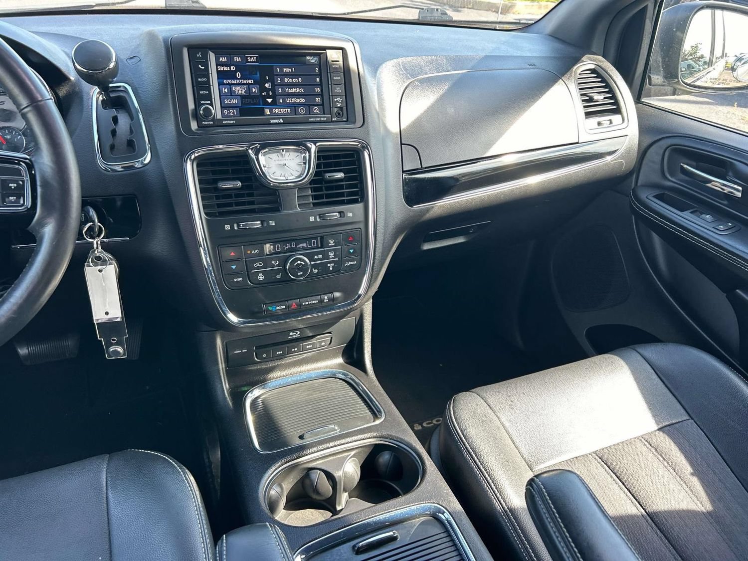 Used 2016 Chrysler Town & Country S w/ Driver Convenience Group FWD image 15