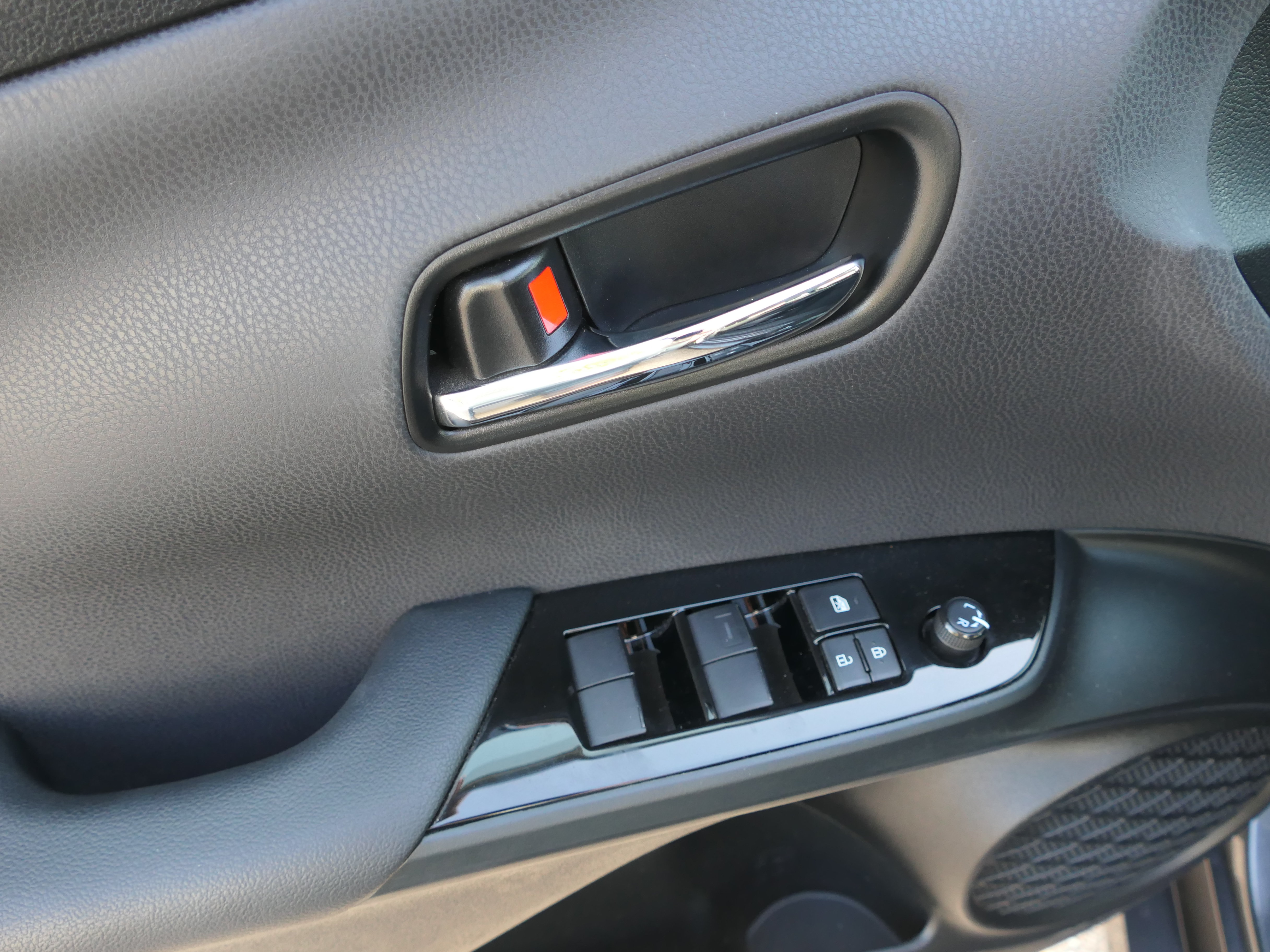 Used 2022 Toyota Prius L Eco FWD image 12