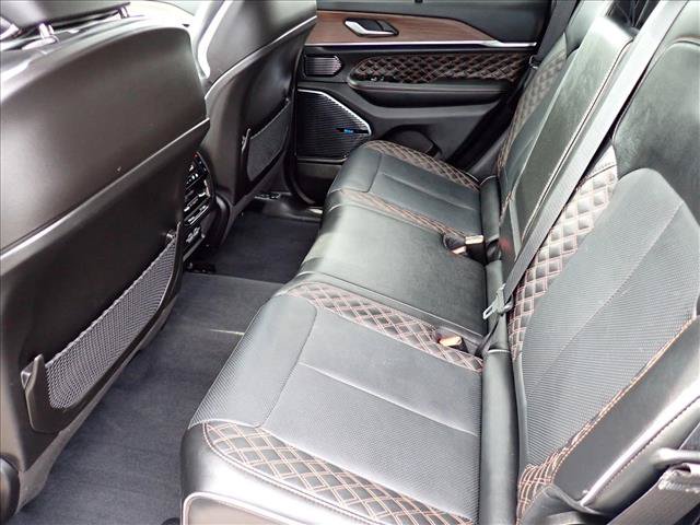 Used 2023 Jeep Grand Cherokee Summit w/ Advanced Protech Group IV AWD/4WD image 10