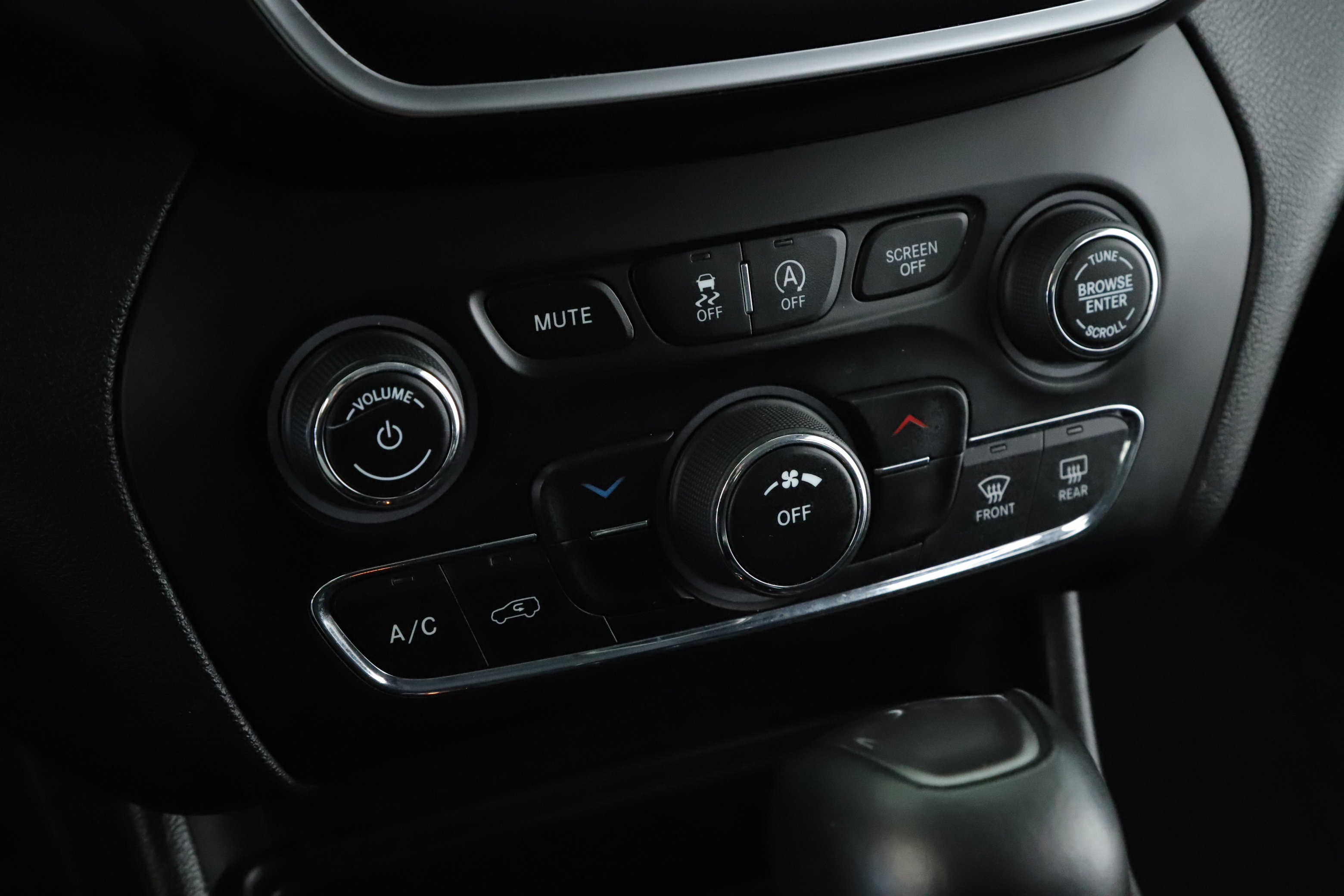 Used 2019 Jeep Cherokee Latitude Plus image 13