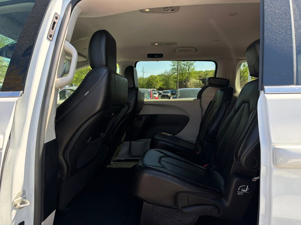 Used 2023 Chrysler Pacifica Touring-L image 18