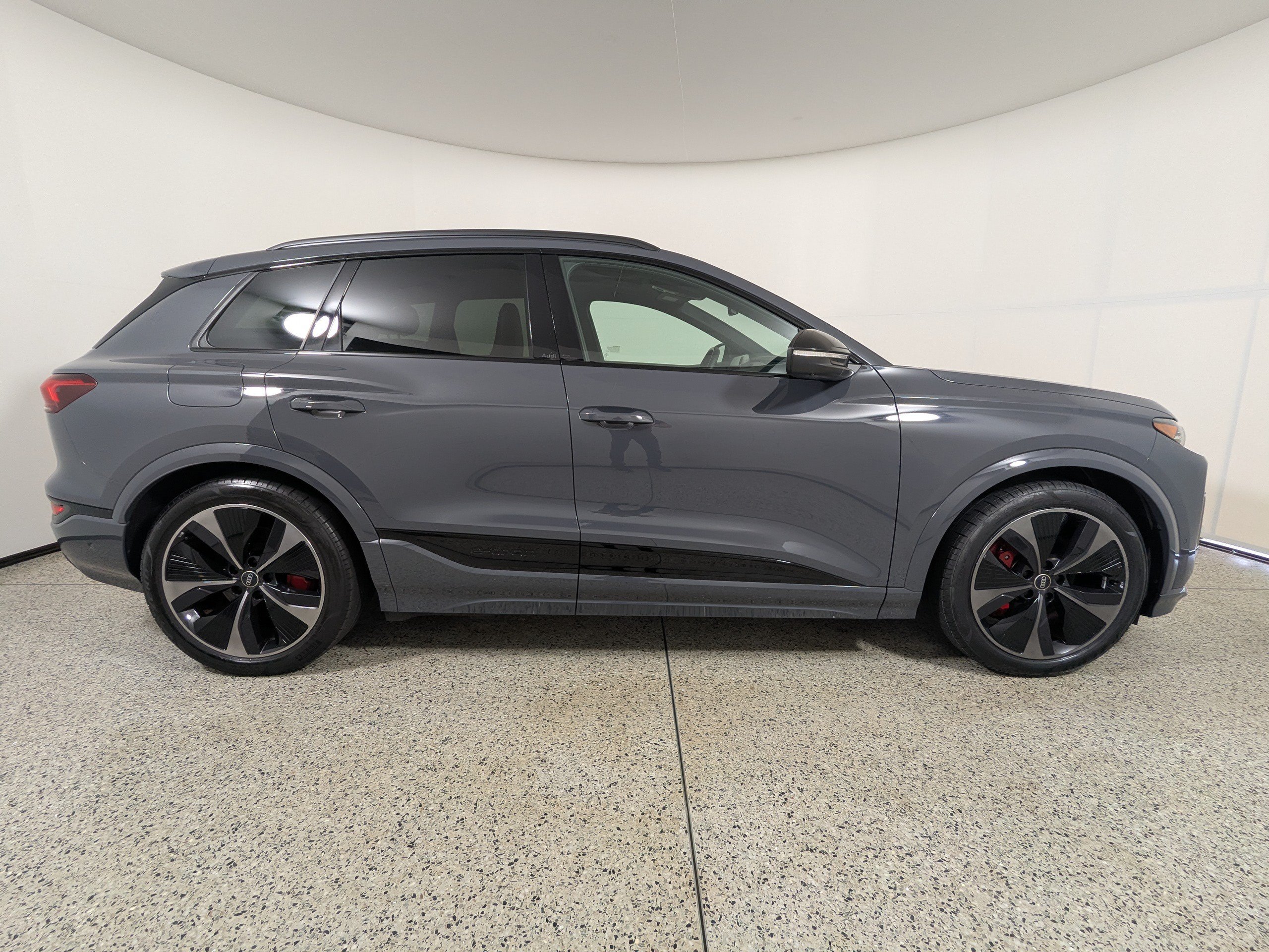 Certified 2025 Audi SQ6 e-tron Prestige AWD/4WD image 8