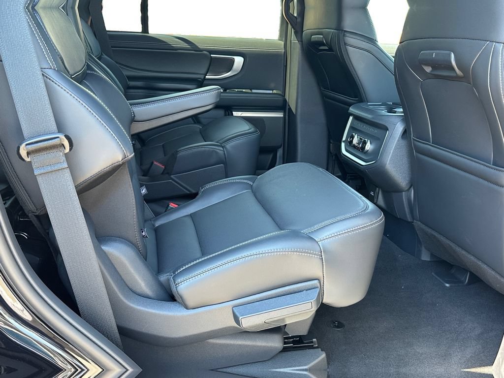 Used 2026 Ford Expedition Platinum w/ Stealth Appearance Package AWD/4WD image 8
