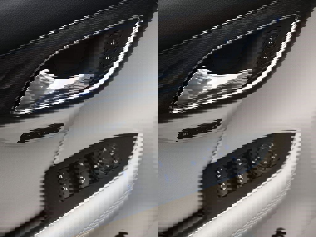 Used 2023 Buick Envision Avenir AWD/4WD image 17