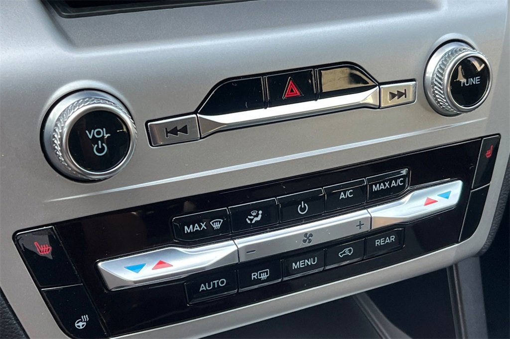 Used 2022 Ford Explorer XLT w/ Equipment Group 202A image 27