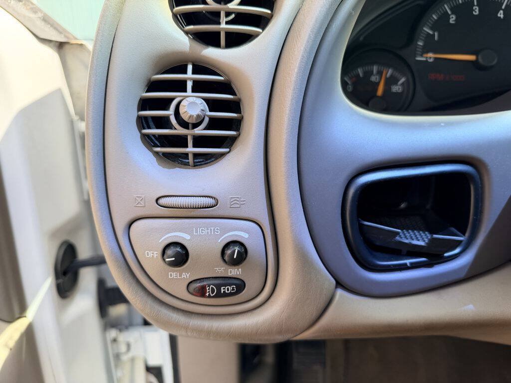 Used 2005 Pontiac Bonneville SLE w/ Premier Edition FWD image 13