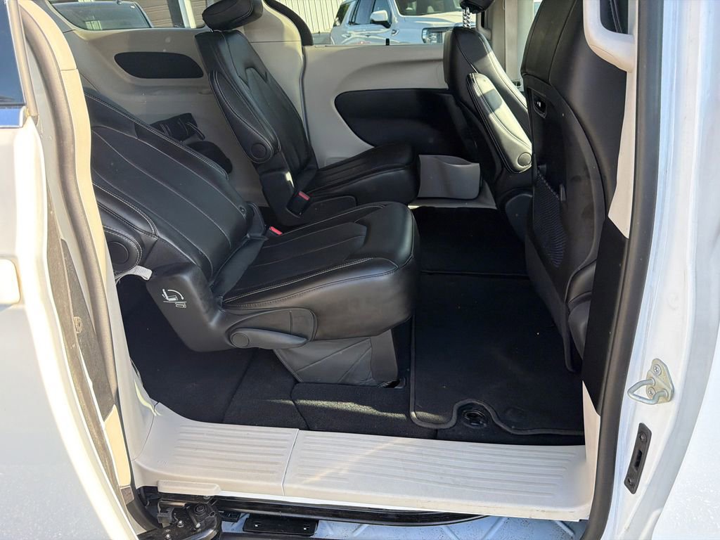 Used 2024 Chrysler Pacifica Touring-L FWD image 15