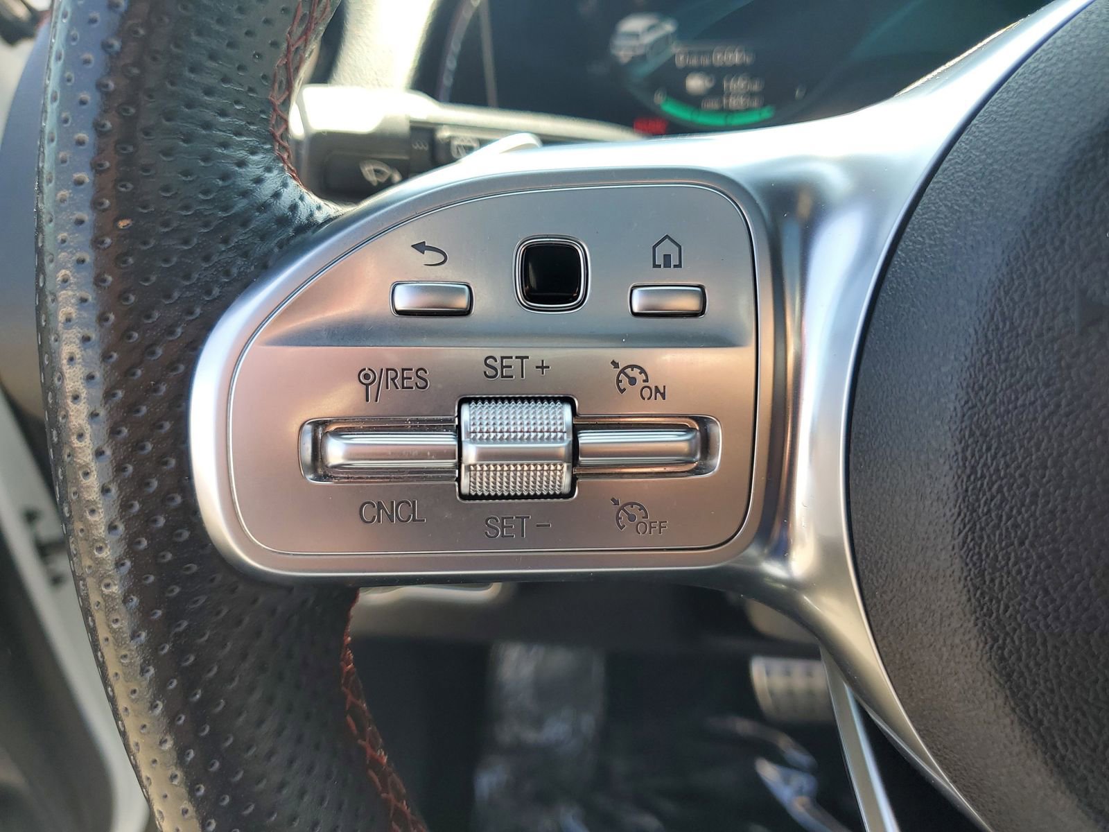 Used 2023 Mercedes-Benz EQB 300 4MATIC image 32