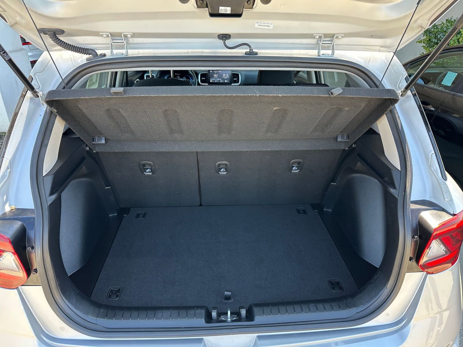 Used 2025 Hyundai Venue SEL image 32