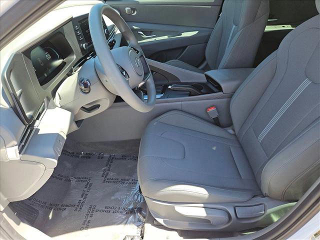 Used 2025 Hyundai Elantra SE FWD image 19