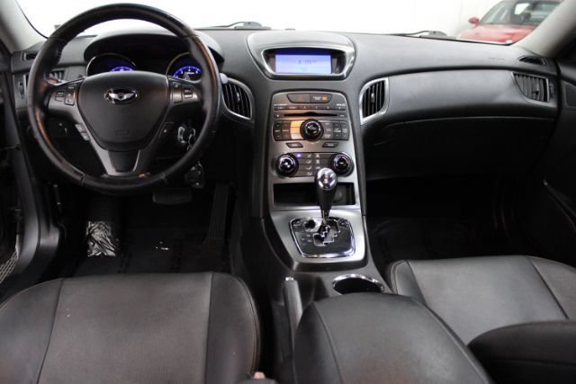 Used 2011 Hyundai Genesis 2.0T RWD image 2