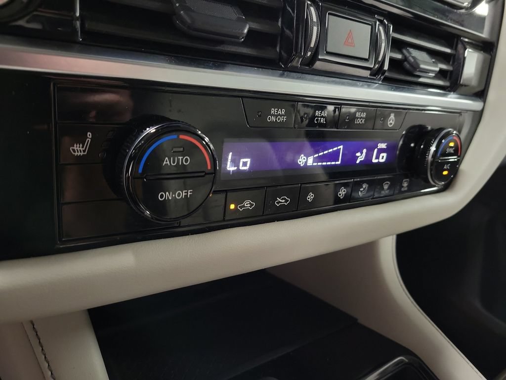 Used 2024 Nissan Pathfinder SL w/ Black Appearance Package FWD image 21