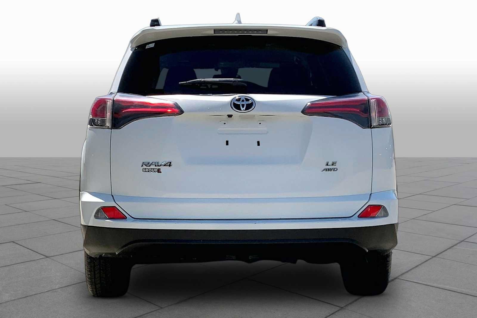 Used 2018 Toyota RAV4 LE AWD/4WD image 4
