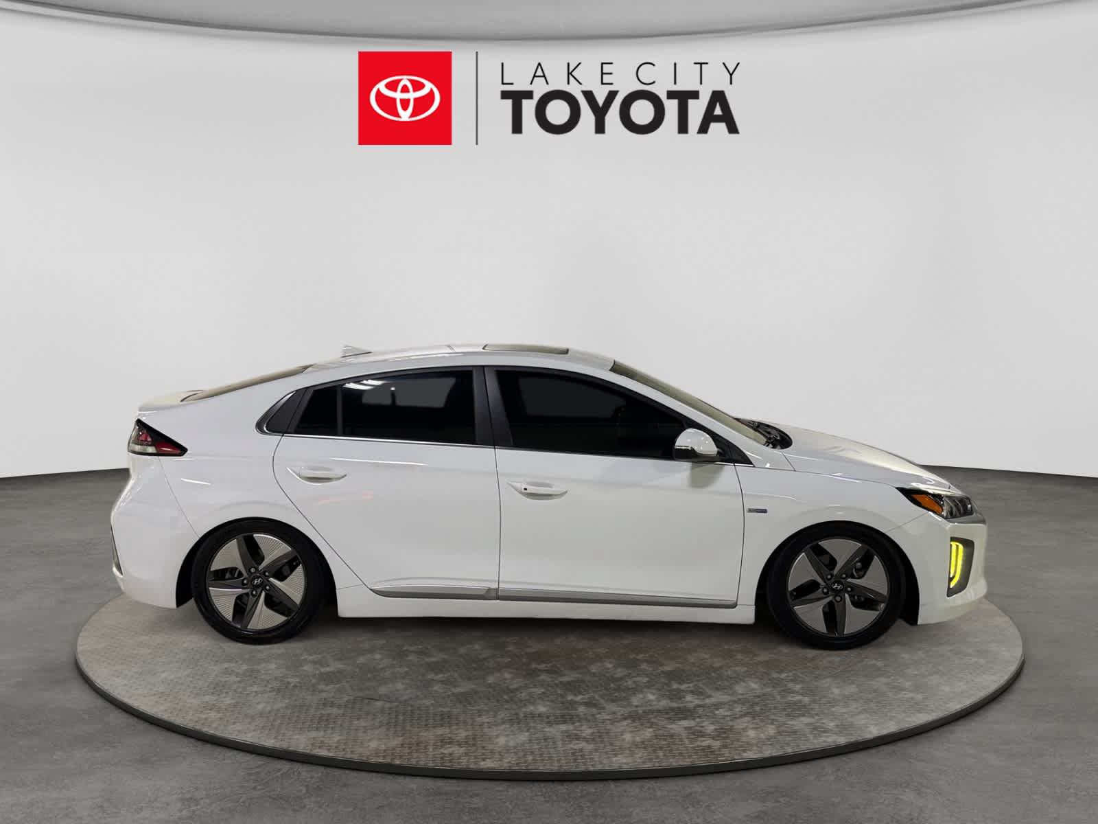 Used 2020 Hyundai Ioniq SEL FWD image 11