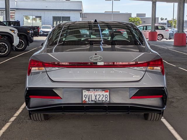 Used 2025 Hyundai Elantra Limited FWD image 3