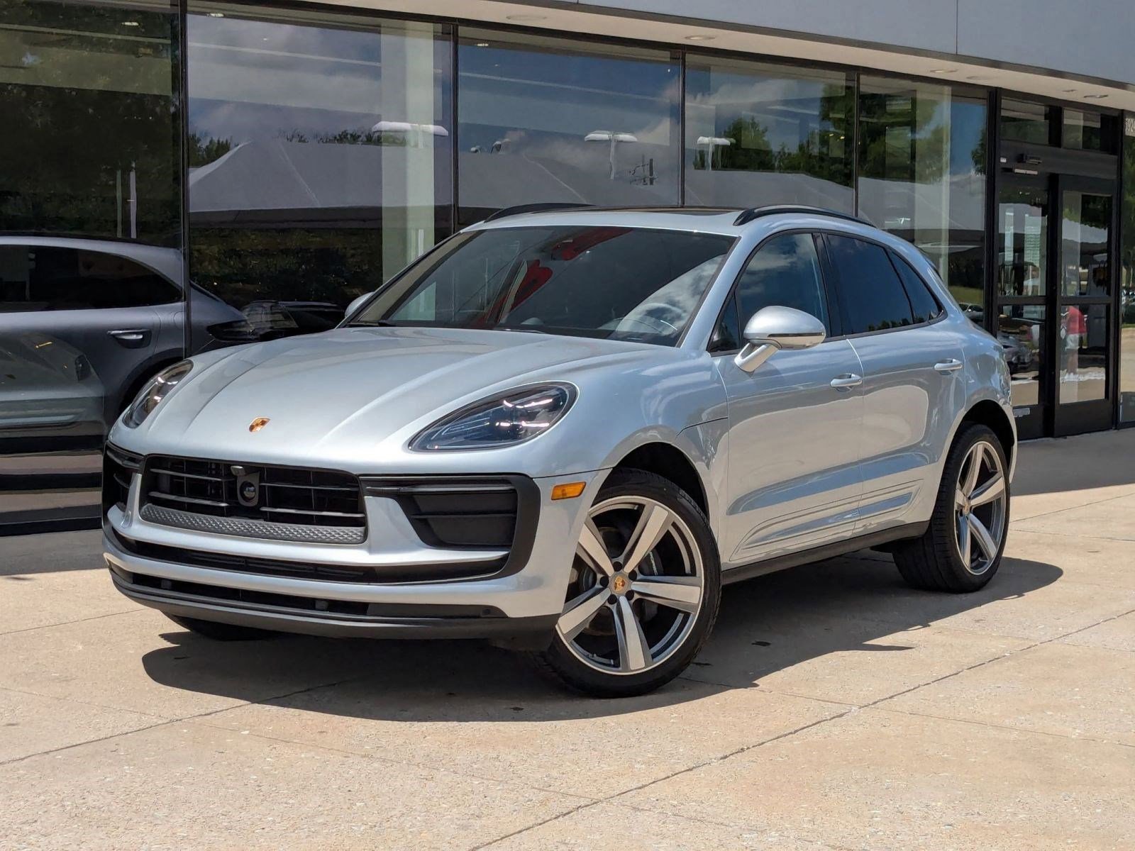 Certified 2025 Porsche Macan AWD/4WD image 1