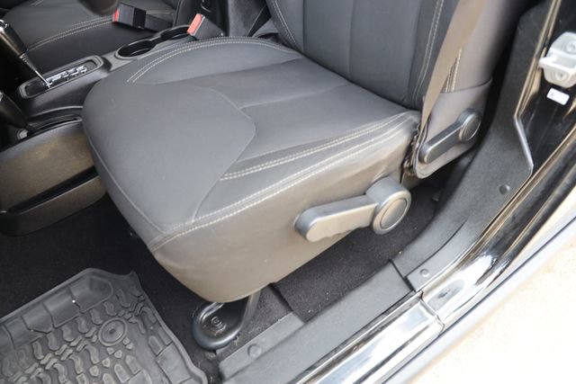 Used 2016 Jeep Wrangler Unlimited Rubicon w/ Connectivity Group AWD/4WD image 21