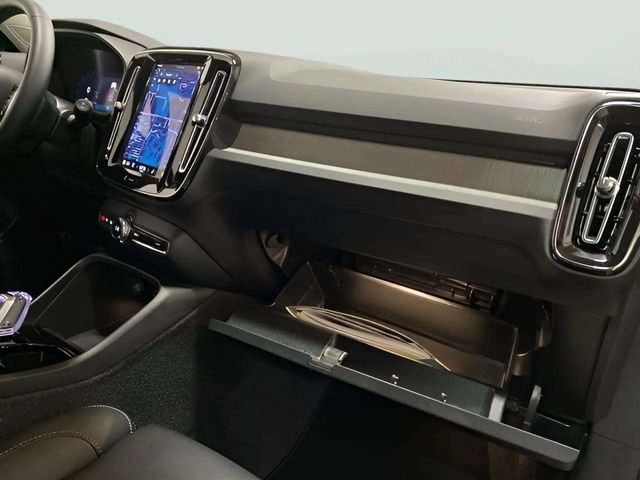 Used 2025 Volvo XC40 B5 Plus image 80