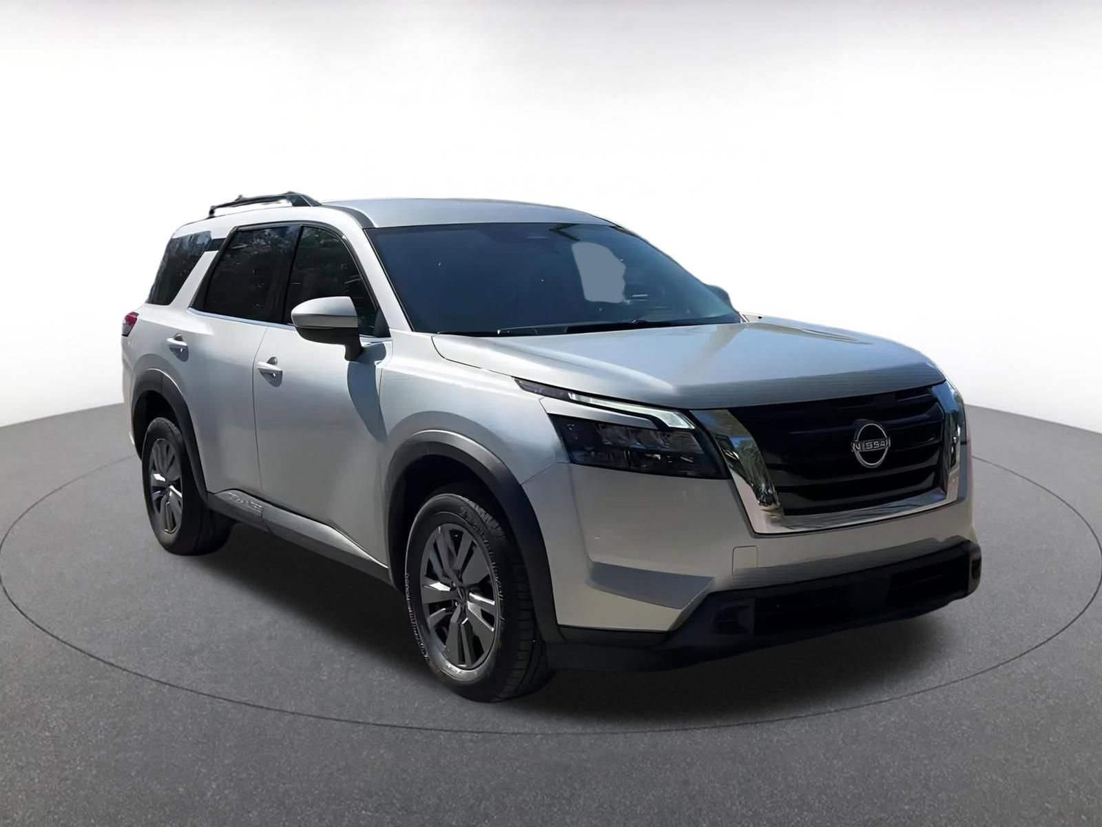 Used 2025 Nissan Pathfinder SV image 3